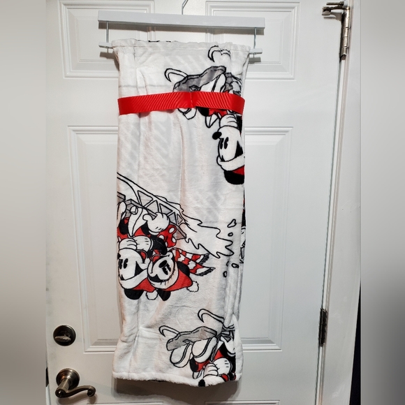 Disney Mickey and Minnie Mouse Plush Blanket Winter Sledding - Picture 10 of 15